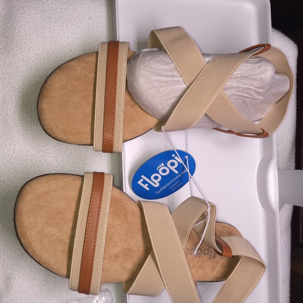🎉 Bundle 2 for $18 Floopi beige/tan 7 sandals NWT